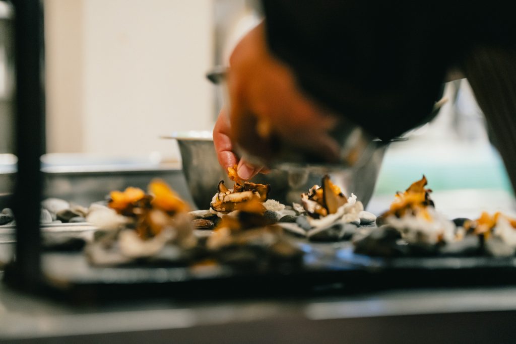 厨房に立つ椎葉さん