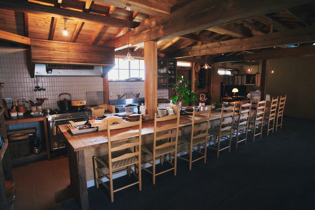 自然素材で仕立てられた建物