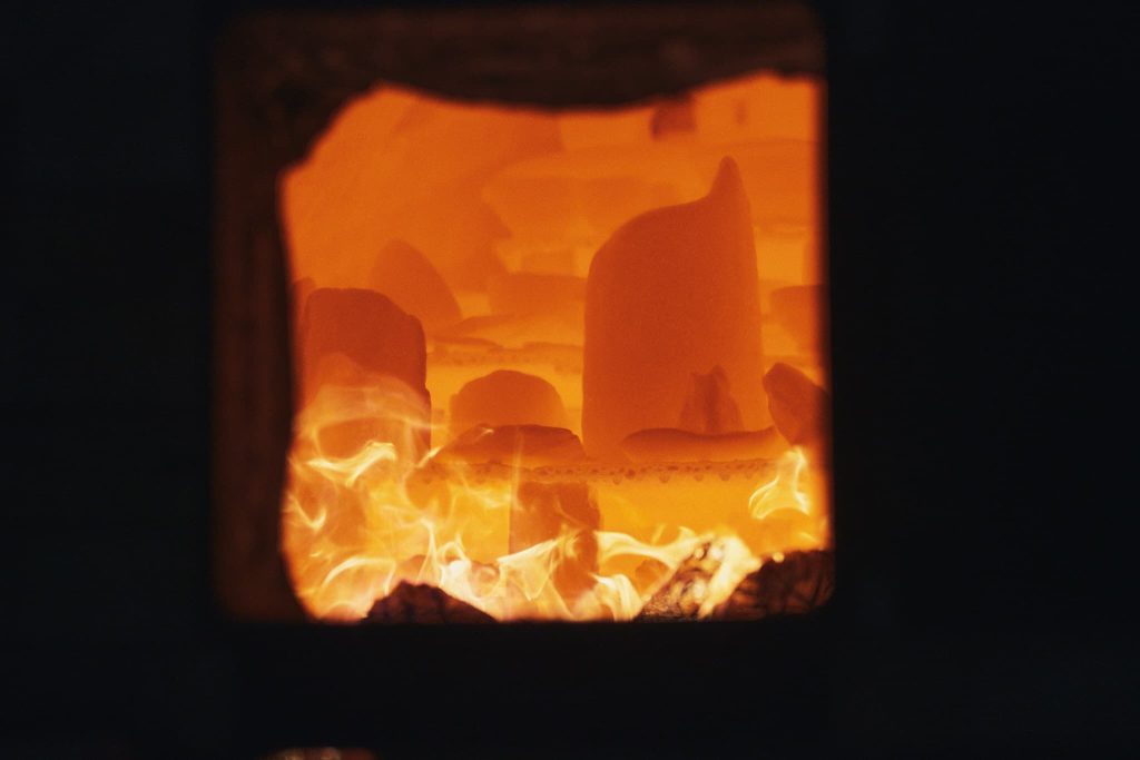 窯の炎を眺める川野さん