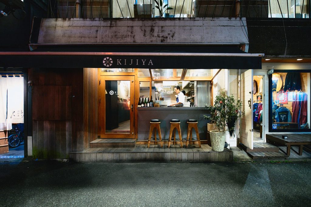 カウンター席と鉄板