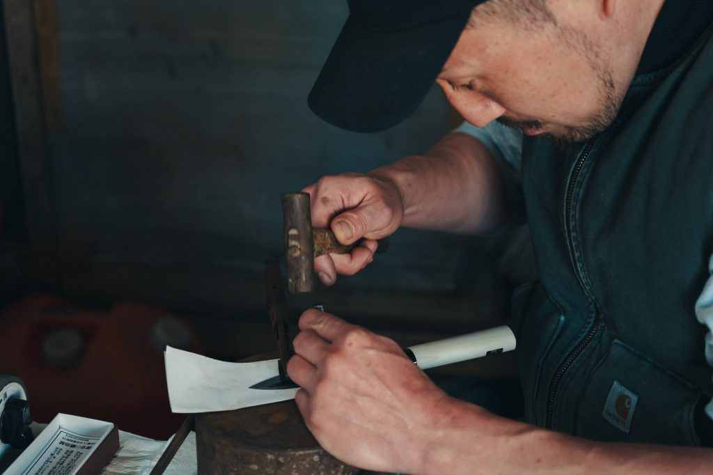 蓑毛鍛冶屋・名入れ作業