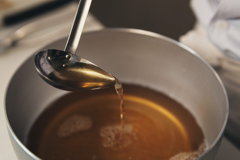 食材を選ぶ栗原シェフ