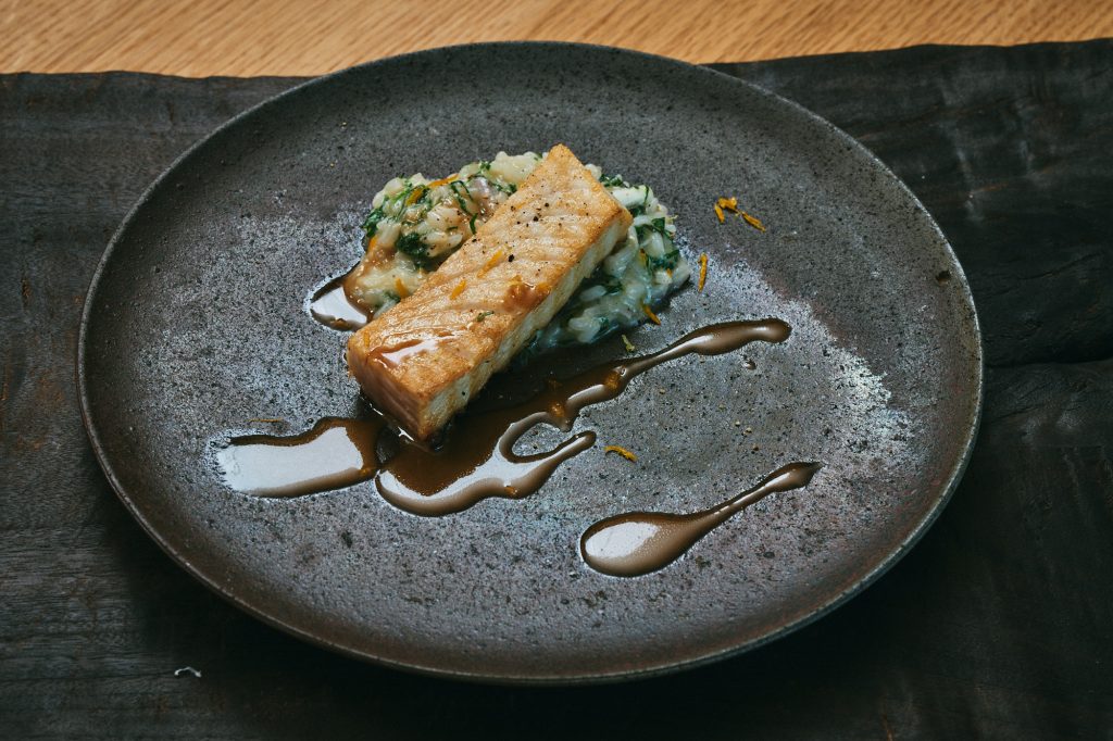 竈で料理する卓磨さん