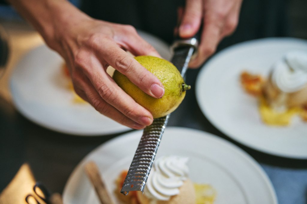 デザートの準備をする朝子さん