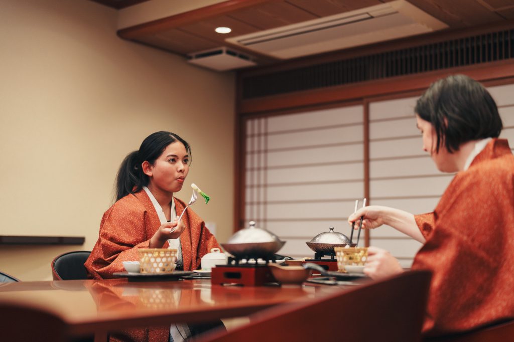 厨房での栗原シェフ