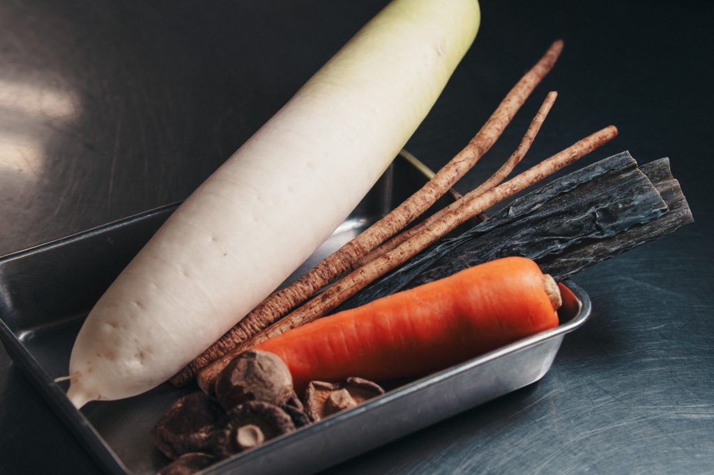 食材と向き合う栗原シェフ